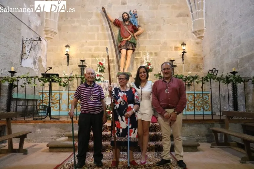 Candelas Martín toma la vara como primera mujer mayordoma de San Cristóbal en Guadramiro / CORRAL 