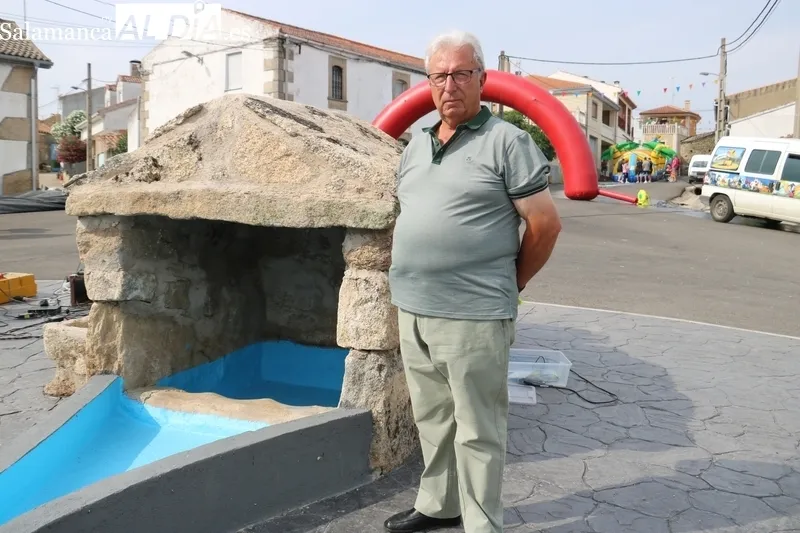 Francisco Martín junto a la fuente recuperada gracias al Plan Comentario de apoyo a los municipios / CORRAL