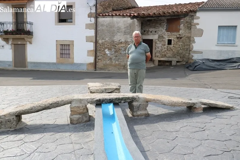 Francisco Martín junto a la fuente recuperada gracias al Plan Comentario de apoyo a los municipios / CORRAL