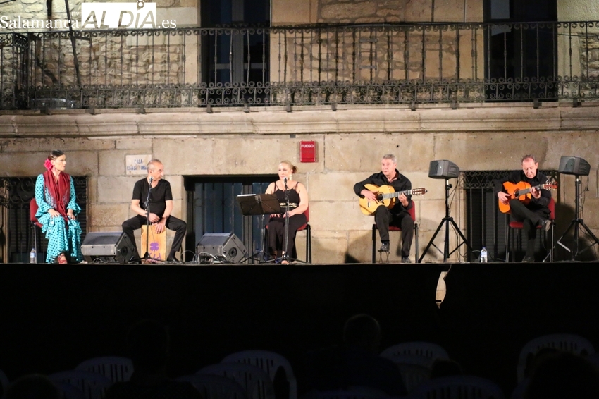Actuación del grupo de flamenco Patio Chico en Vitigudino / CORRAL