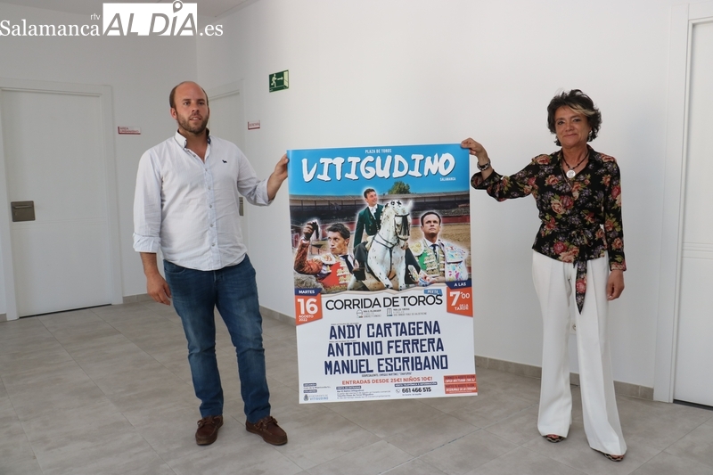 Valentín Pereda, de Coso de la Misericordia, y la alcaldesa de Vitigudino, Luisa de Paz, en la presentación del cartel / CORRAL
