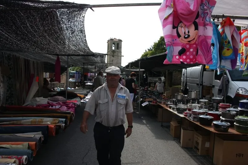 Foto 3 - La llegada del verano y las vacaciones llenan de p&uacute;blico el mercadillo de Trabanca