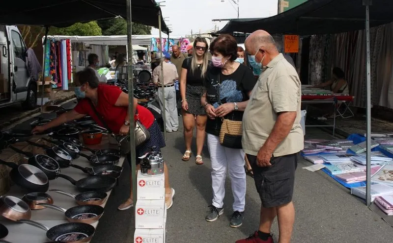 Foto 4 - La llegada del verano y las vacaciones llenan de p&uacute;blico el mercadillo de Trabanca