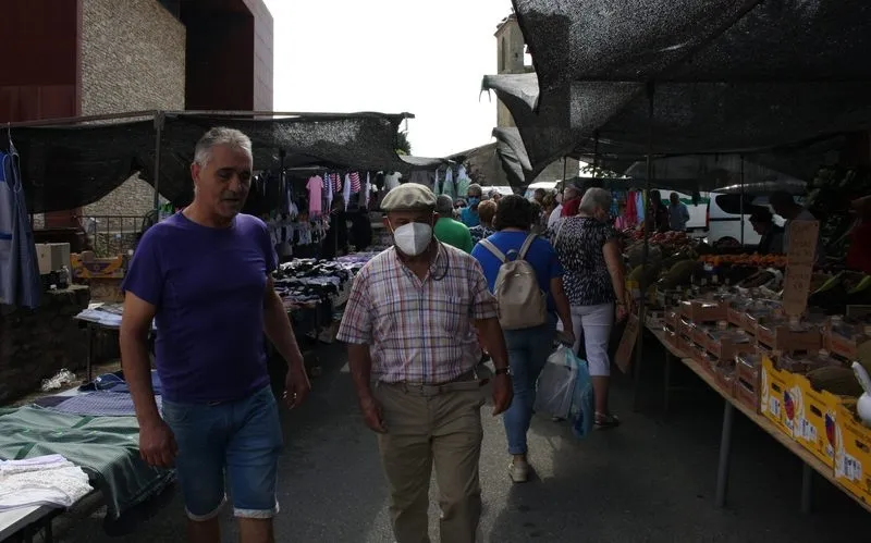 Foto 5 - La llegada del verano y las vacaciones llenan de p&uacute;blico el mercadillo de Trabanca