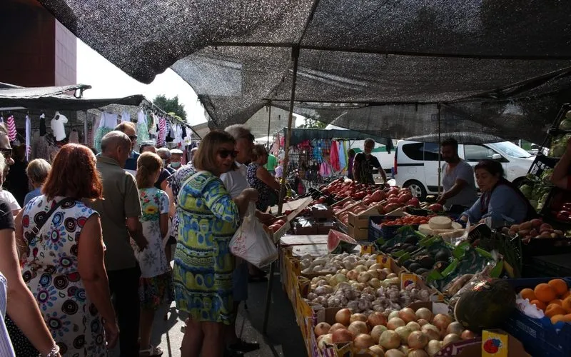 Foto 6 - La llegada del verano y las vacaciones llenan de p&uacute;blico el mercadillo de Trabanca