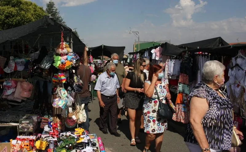 Foto 7 - La llegada del verano y las vacaciones llenan de p&uacute;blico el mercadillo de Trabanca