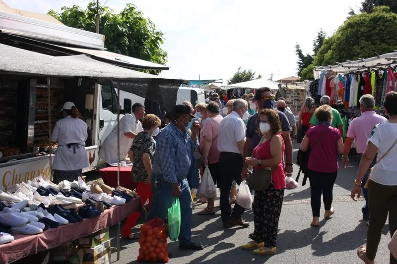 Foto 8 - La llegada del verano y las vacaciones llenan de p&uacute;blico el mercadillo de Trabanca