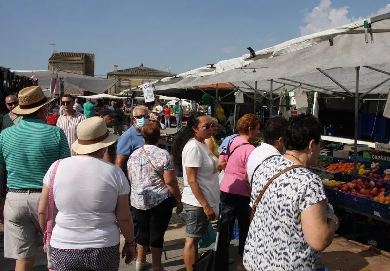 Foto 10 - La llegada del verano y las vacaciones llenan de p&uacute;blico el mercadillo de Trabanca