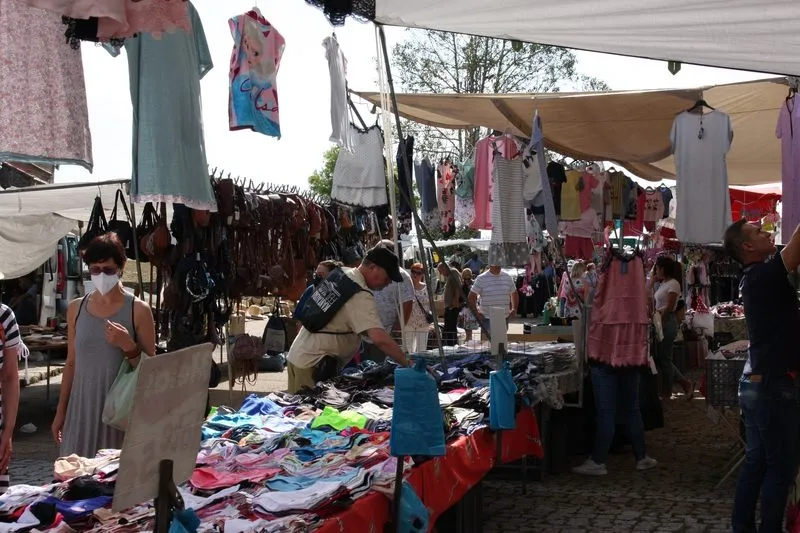 Foto 11 - La llegada del verano y las vacaciones llenan de p&uacute;blico el mercadillo de Trabanca