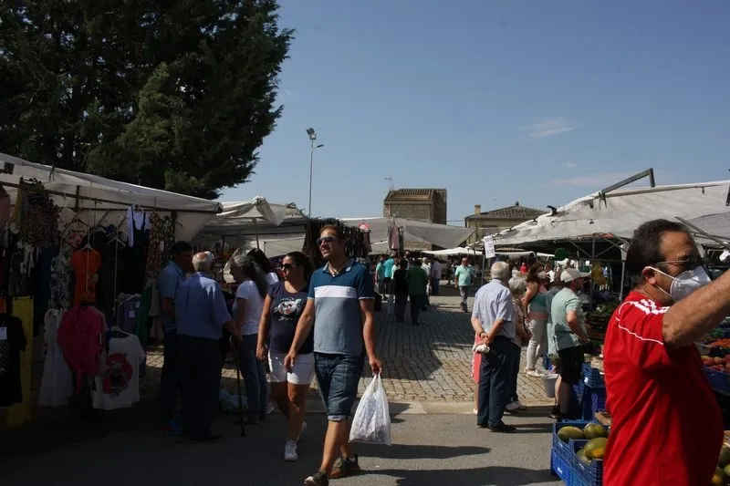 Foto 2 - La llegada del verano y las vacaciones llenan de p&uacute;blico el mercadillo de Trabanca