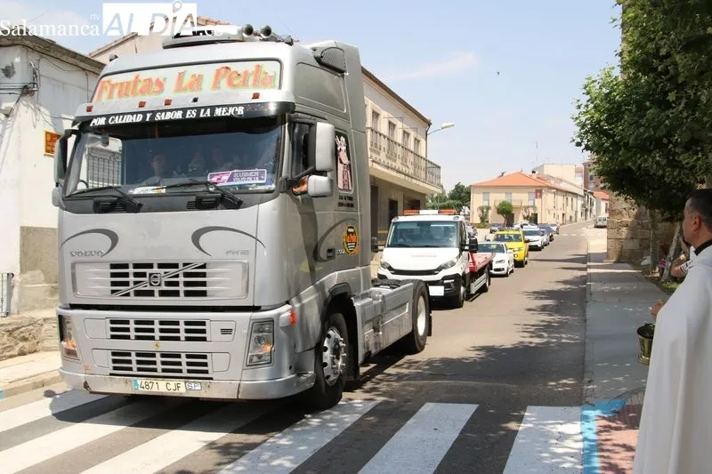 La procesión motorizada de San Cristóbal regresó a las calles de Alba de Tormes