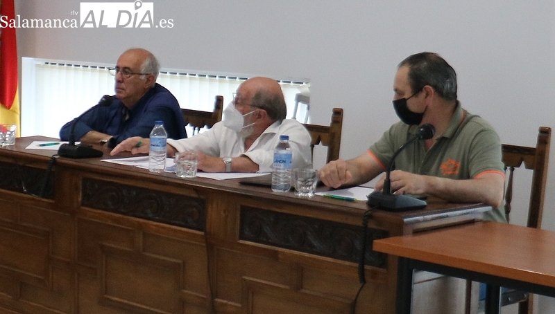 Bancada del Grupo socialista en el Ayuntamiento de Vitigudino, actualmente con tres concejales / CORRAL