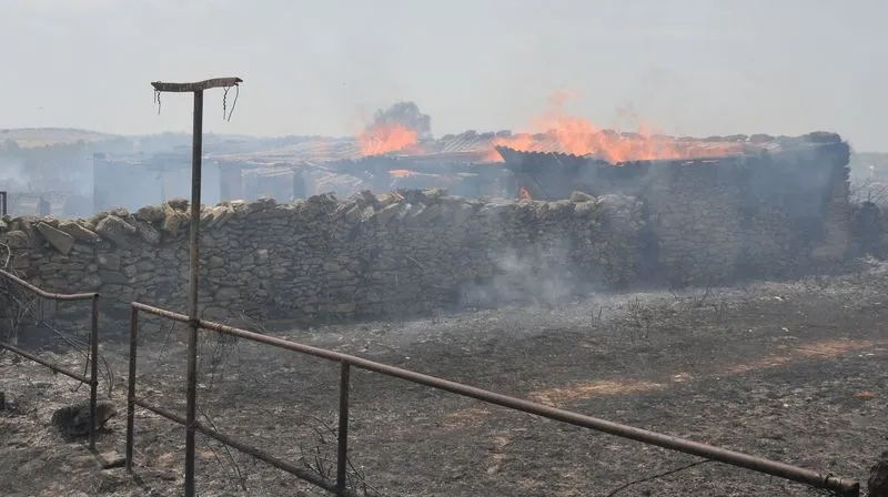 Foto 11 - Susto en Lumbrales tras declararse un incendio que llega a las casas
