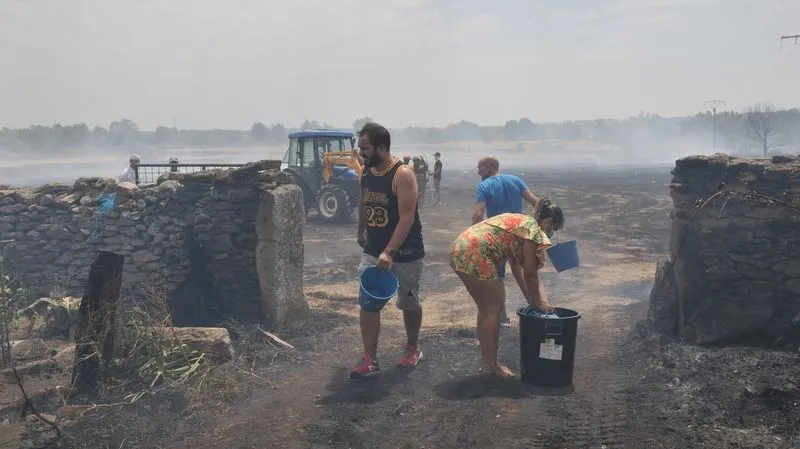 Foto 10 - Susto en Lumbrales tras declararse un incendio que llega a las casas