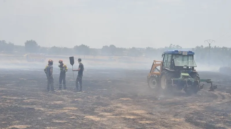 Foto 9 - Susto en Lumbrales tras declararse un incendio que llega a las casas