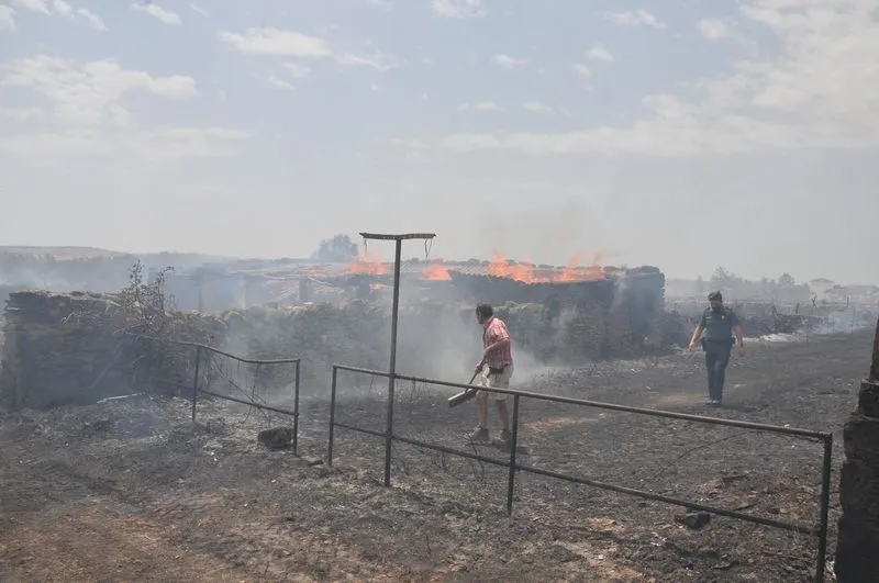 Foto 8 - Susto en Lumbrales tras declararse un incendio que llega a las casas