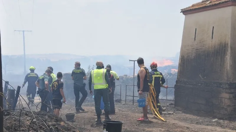 Foto 7 - Susto en Lumbrales tras declararse un incendio que llega a las casas