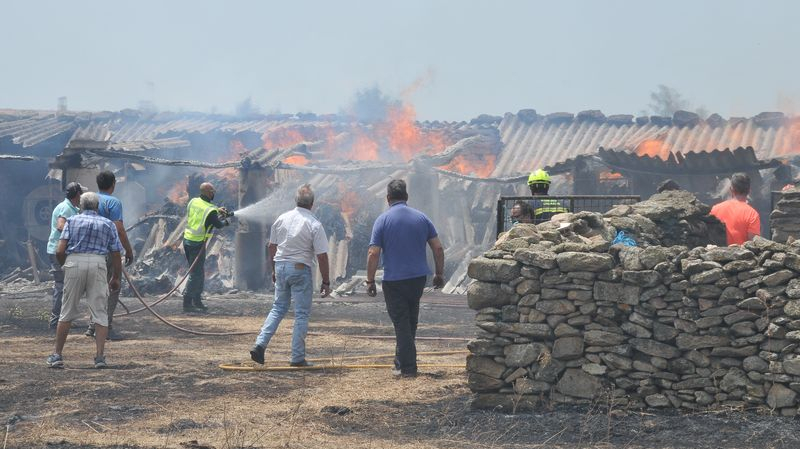 Foto 6 - Susto en Lumbrales tras declararse un incendio que llega a las casas