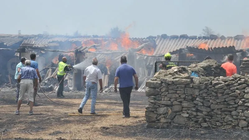 Foto 6 - Susto en Lumbrales tras declararse un incendio que llega a las casas