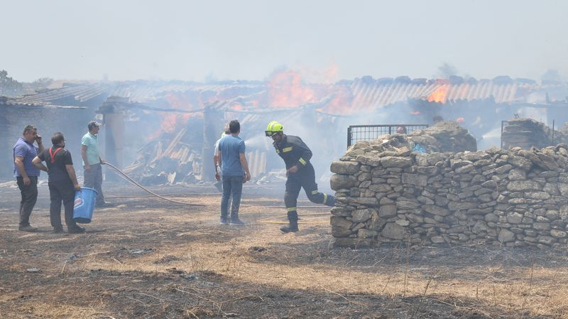Foto 5 - Susto en Lumbrales tras declararse un incendio que llega a las casas