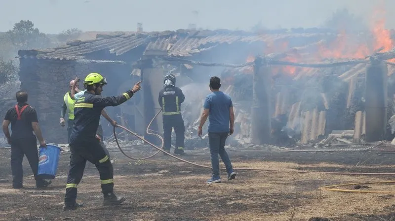 Foto 4 - Susto en Lumbrales tras declararse un incendio que llega a las casas