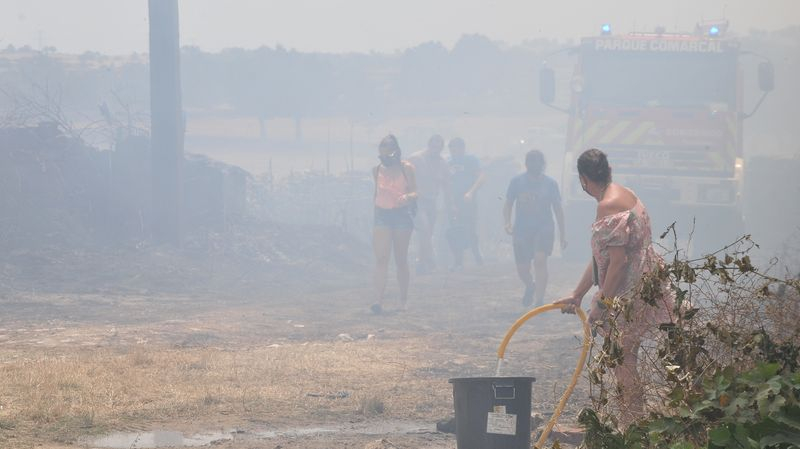 Foto 3 - Susto en Lumbrales tras declararse un incendio que llega a las casas