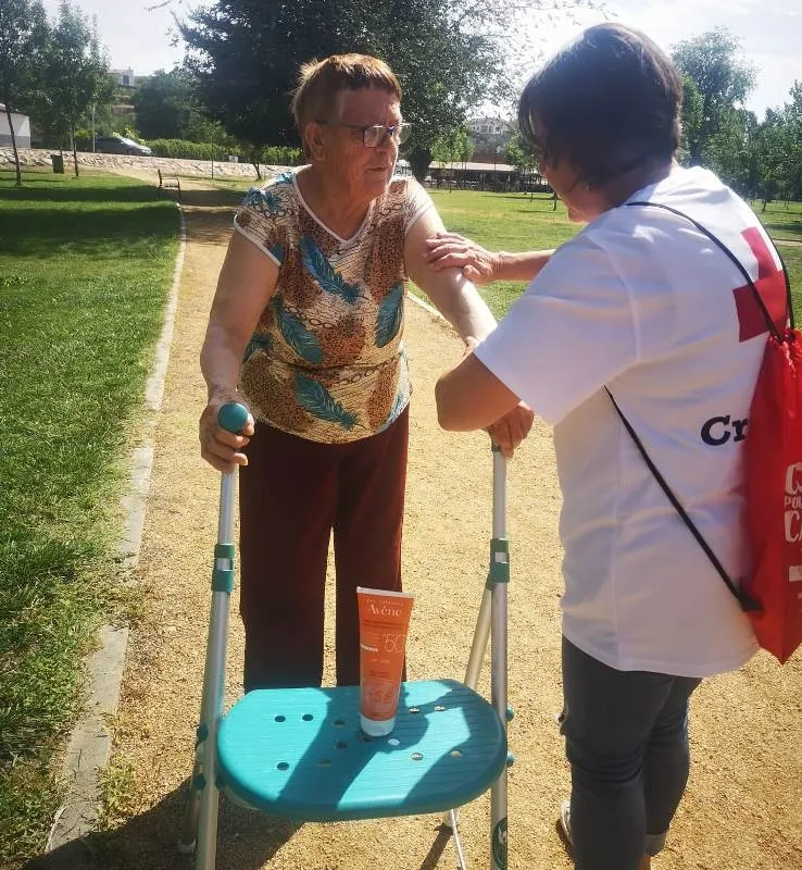 Foto 2 - Los evacuados disfrutan de un paseo por el entorno del r&iacute;o de la mano de Cruz Roja