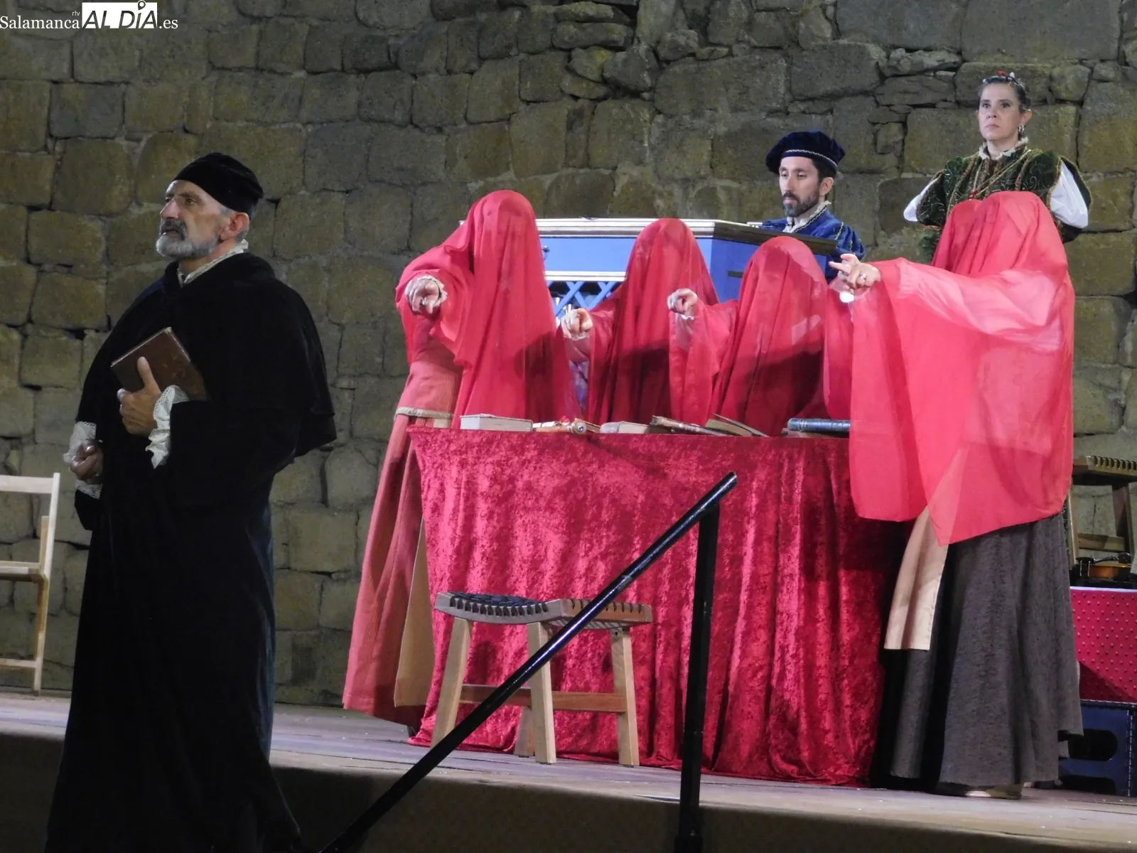 Representación de la obra 'Buscando a Nebrija' en el patio de armas del castillo de Ledesma 