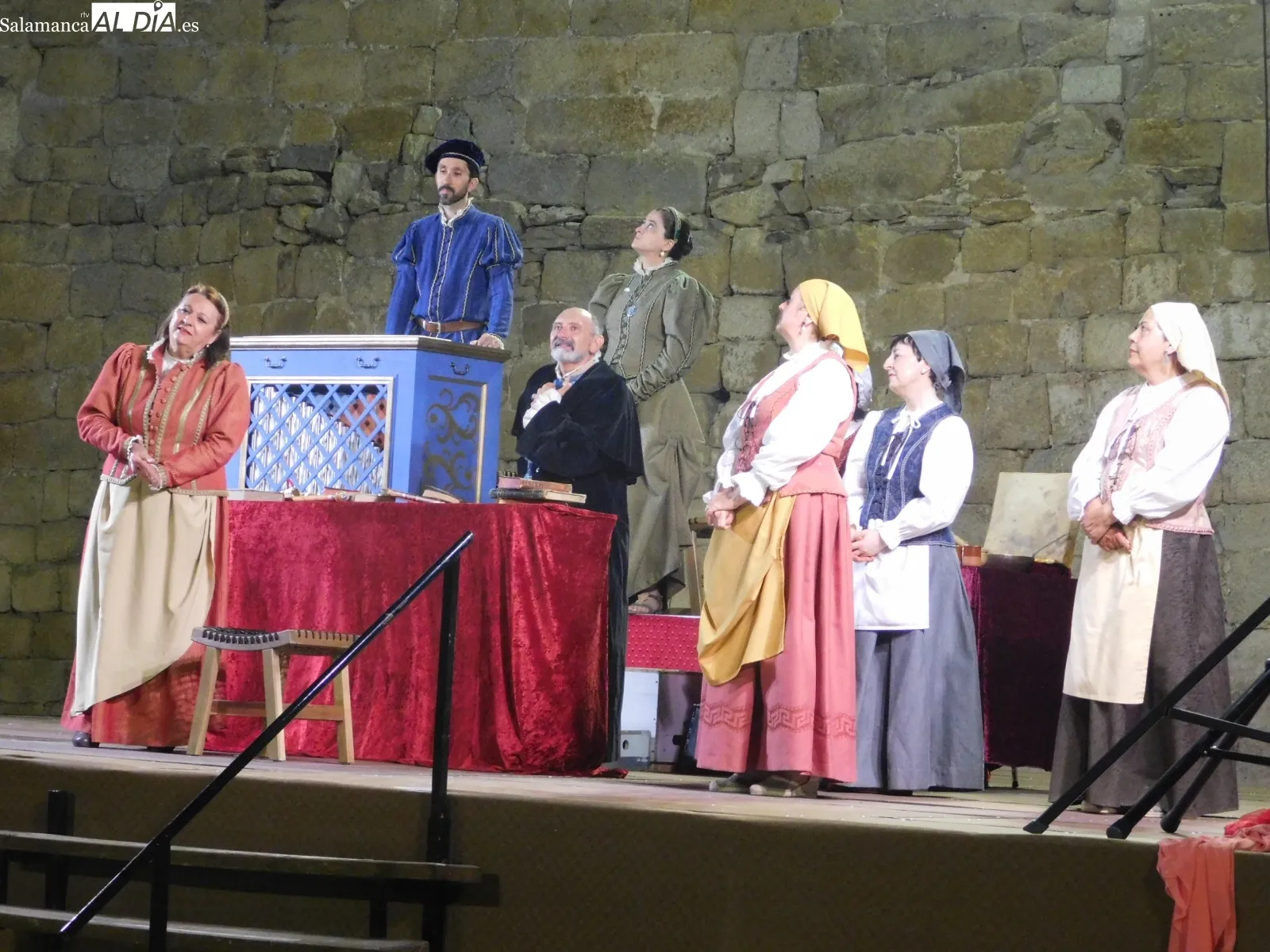 Representación de la obra 'Buscando a Nebrija' en el patio de armas del castillo de Ledesma 