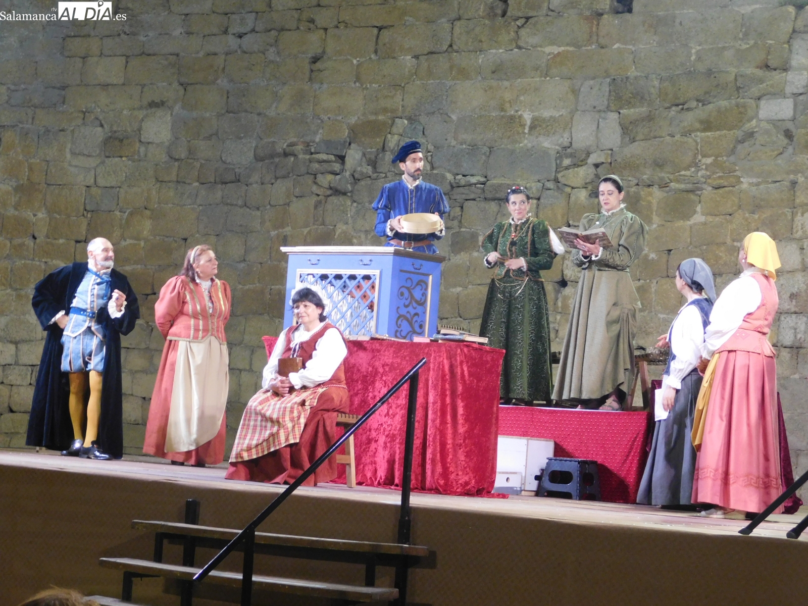 Representación de la obra 'Buscando a Nebrija' en el patio de armas del castillo de Ledesma 