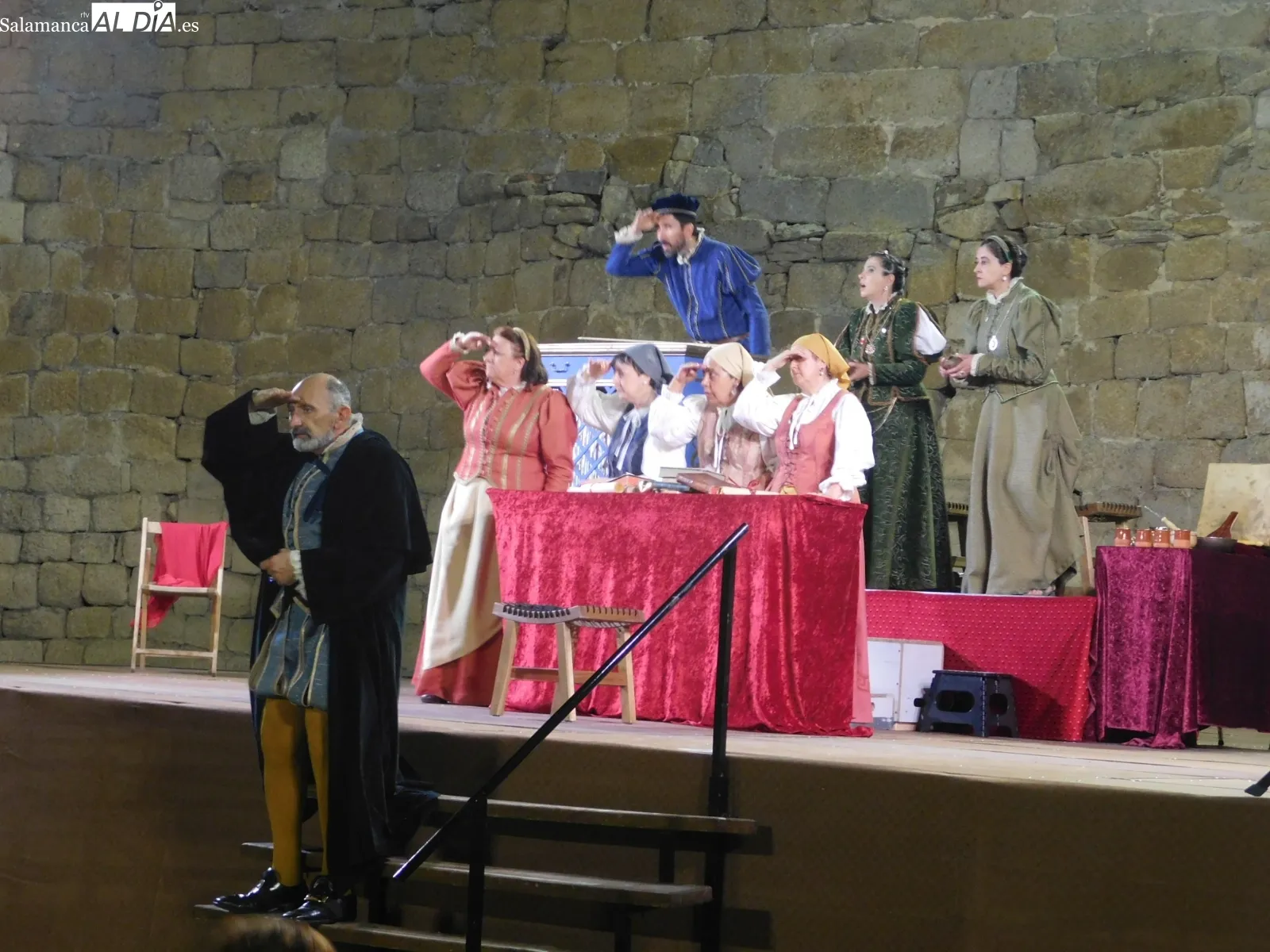 Representación de la obra 'Buscando a Nebrija' en el patio de armas del castillo de Ledesma 
