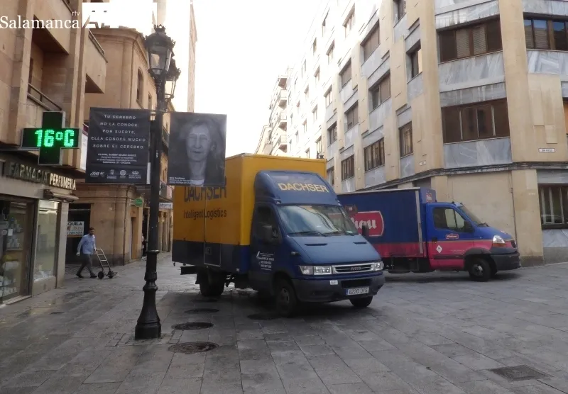 Camiones de carga y descarga a primera hora de la mañana en la calle Toro.