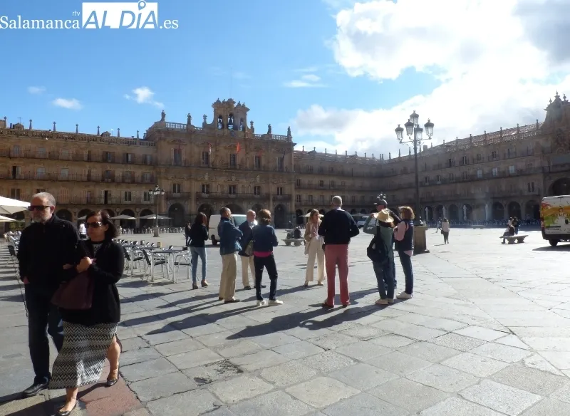 Guía turística con un grupo de gente en la Plaza Mayor.