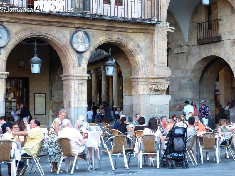 Terrazas de la Plaza Mayor llenas de gente.