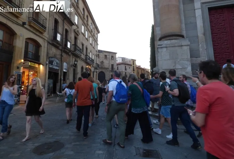Grupo de turistas de visita por la Casa de las Conchas.