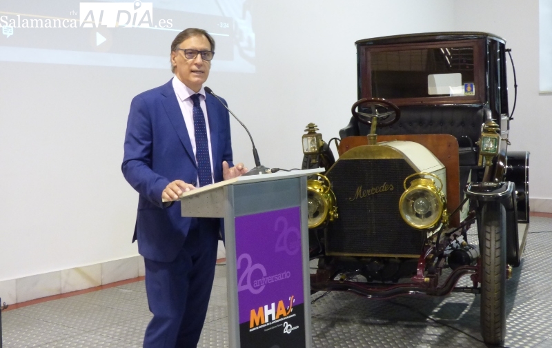 El alcalde Carlos García Carbayo presenta la exposición en el Museo de la Historia de la Automoción de la colección RACE.