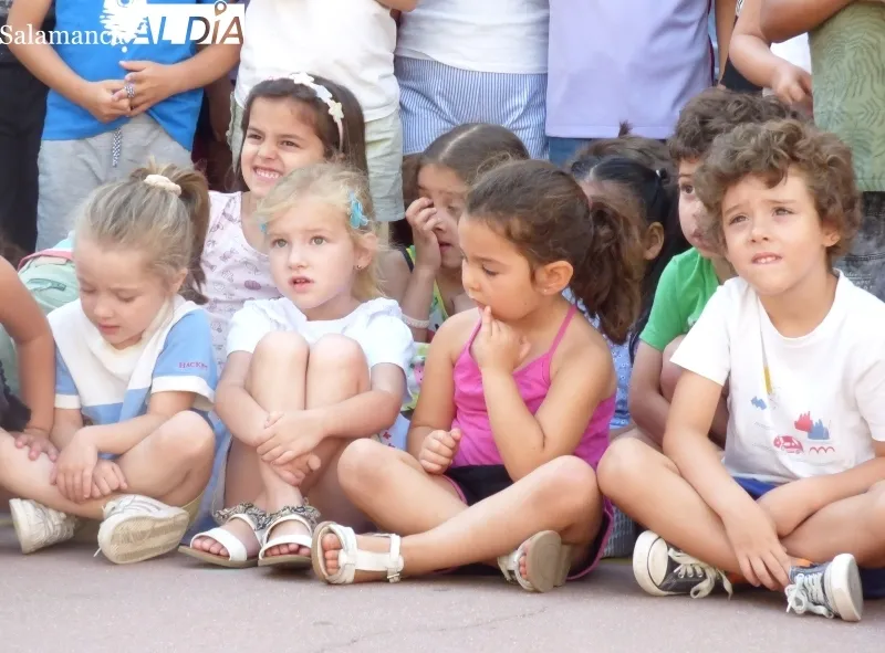 Imágenes de la visita de la concejala de Familia e Igualdad, Ana Suárez, a las actividades de 'Apúntate al verano'.