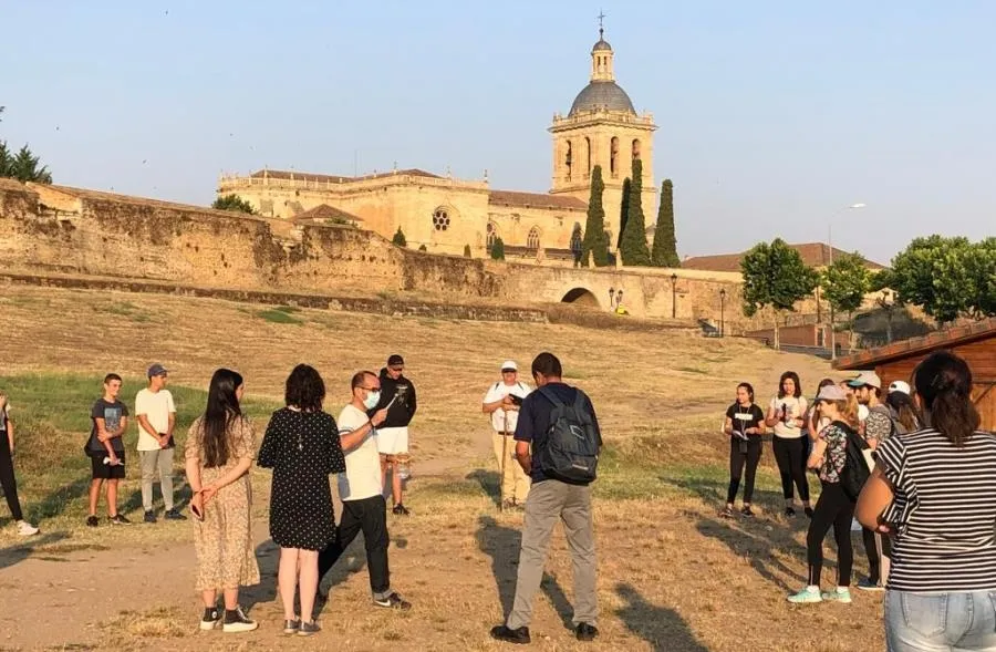 Foto 3 - Una veintena de adolescentes y j&oacute;venes inicia la XIV Marcha del Manantial
