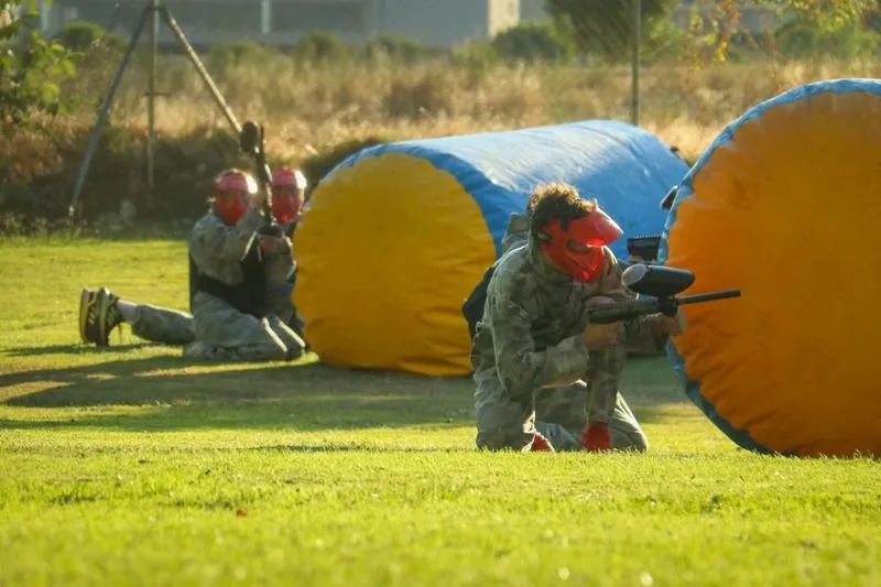 Los jóvenes de Carbajosa se divierten con el paintball