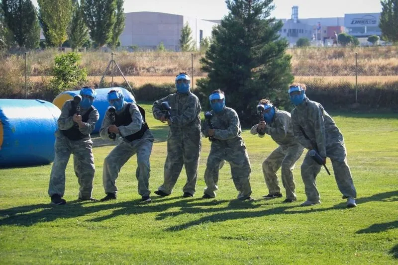 Los jóvenes de Carbajosa se divierten con el paintball