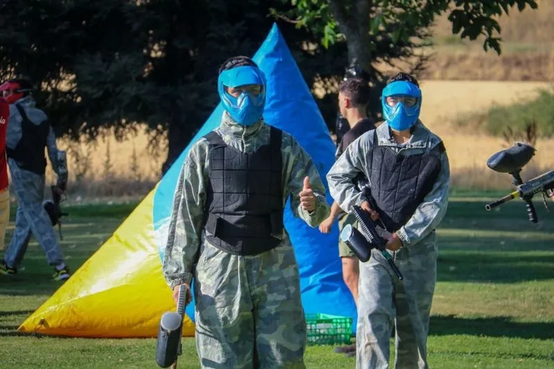 Los jóvenes de Carbajosa se divierten con el paintball