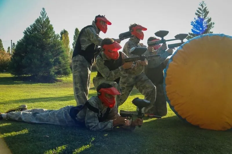 Los jóvenes de Carbajosa se divierten con el paintball