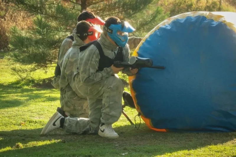 Los jóvenes de Carbajosa se divierten con el paintball