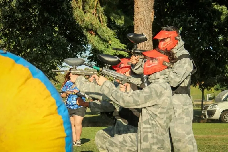Los jóvenes de Carbajosa se divierten con el paintball