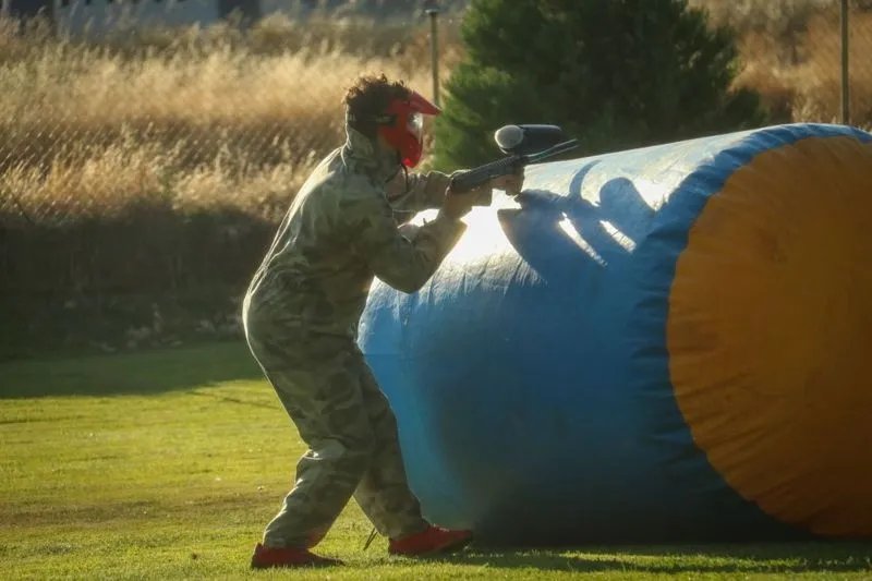 Los jóvenes de Carbajosa se divierten con el paintball