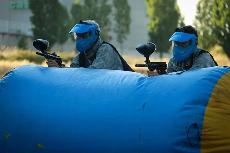 Los jóvenes de Carbajosa se divierten con el paintball