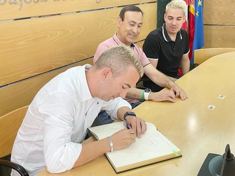 David Alcaide y Francisco Sánchez, junto al alcalde de Carbajosa, Pedro Samuel Martín