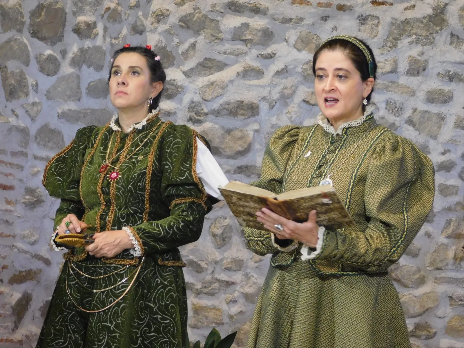 Foto 2 - Cultura Teatral en Sieteiglesias de Tormes con la obra 'Buscando a Nebrija' de Denis Rafter