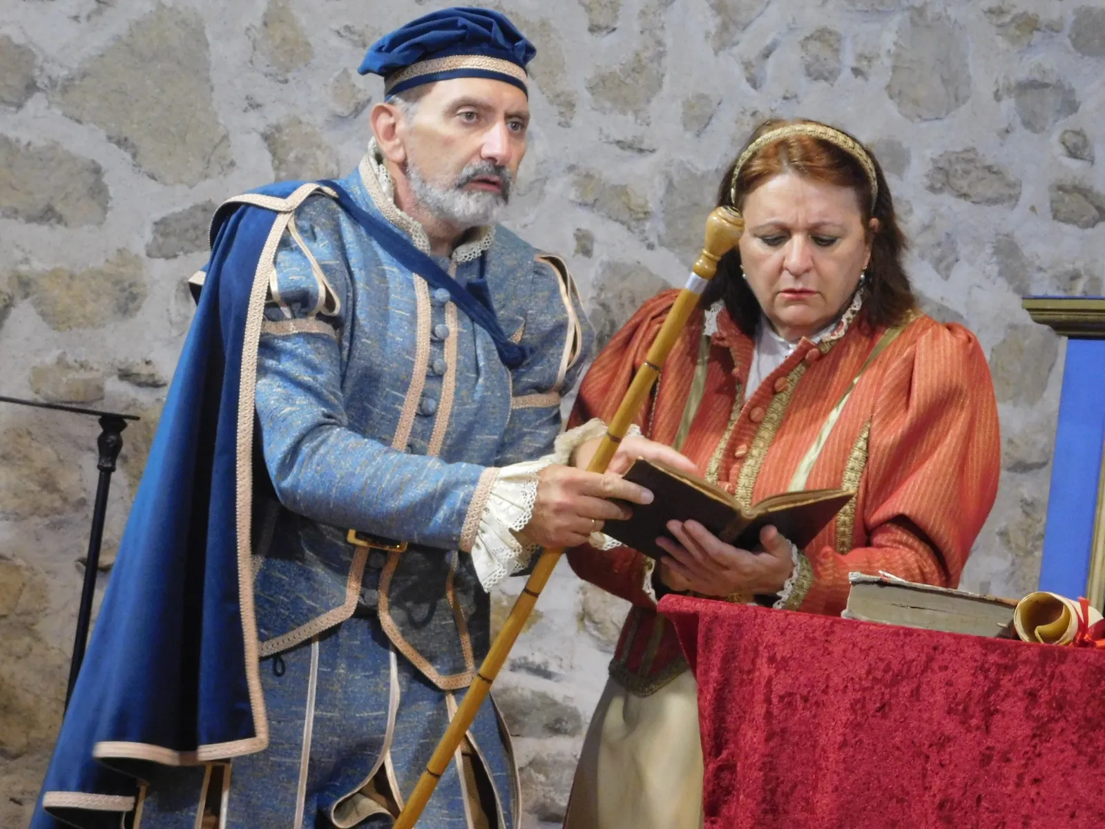 Foto 4 - Cultura Teatral en Sieteiglesias de Tormes con la obra 'Buscando a Nebrija' de Denis Rafter