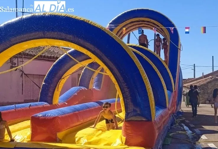 Carrera de coches locos en Villar de Peralonso